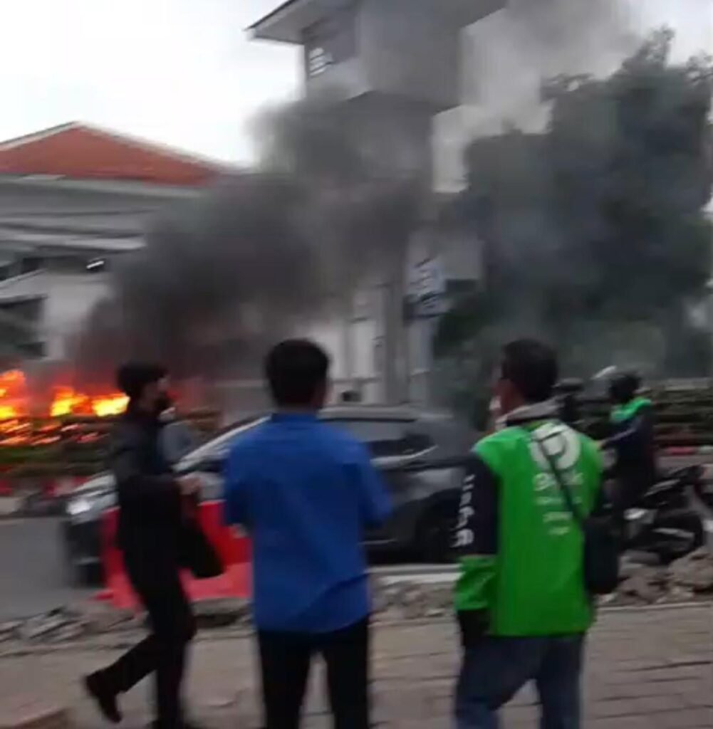 Portal Berita Indonesia dan Dunia Terkini Hari Ini, Update Harian Terbaru, Terlengkap, Tajam, Aktual dan Berimbang. Sebuah Angkot Terbakar di Dekat Lapas Paledang, Warga Bogor Panik - Teropong Rakyat