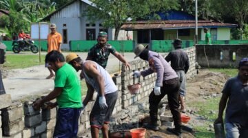 Satgas TMMD Kodim 1505/Tidore Bersama Warga Bangun Pagar Jalan, Bukti Nyata Kemanunggalan TNI-Rakyat