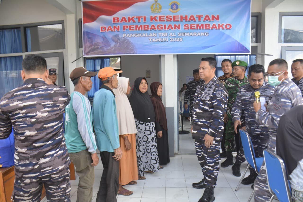 TNI AL Gelar Bhakti Kesehatan dan Bagikan Sembako untuk Warga Pesisir Kendal - Teropong Rakyat
