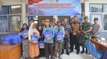 TNI AL Gelar Bhakti Kesehatan dan Bagikan Sembako untuk Warga Pesisir Kendal