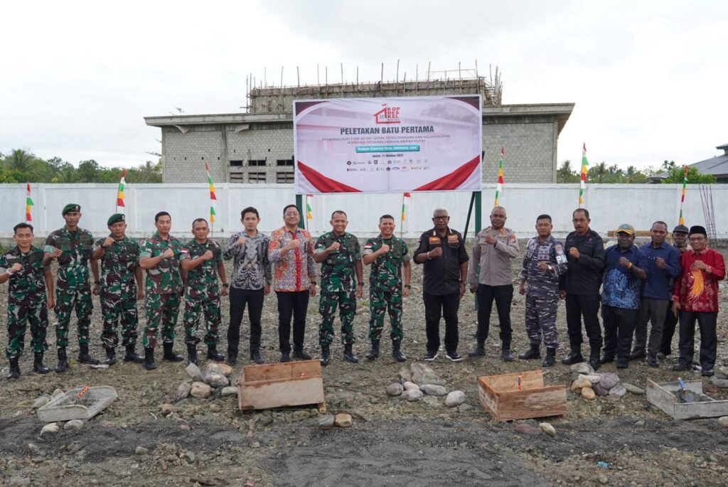 Portal Berita Indonesia dan Dunia Terkini Hari Ini, Update Harian Terbaru, Terlengkap, Tajam, Aktual dan Berimbang. Dandim 1710/Mimika Dampingi Kasdam XVII/Cenderawasih Hadiri Groundbreaking Pembangunan Koperasi Desa dan Kampung Merah Putih - Teropong Rakyat