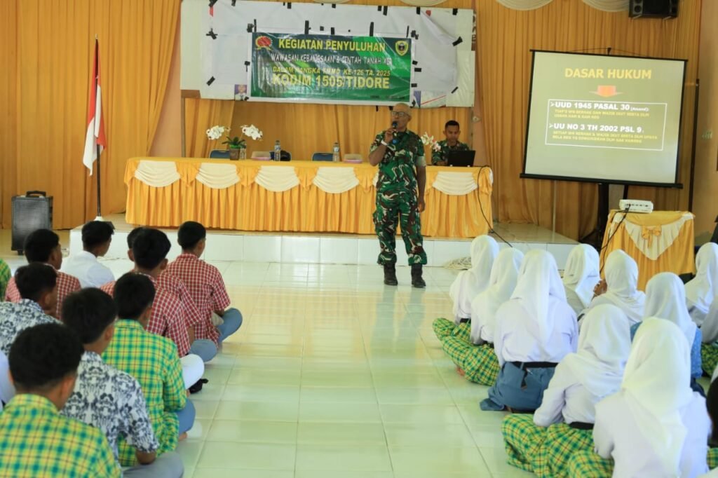 Portal Berita Indonesia dan Dunia Terkini Hari Ini, Update Harian Terbaru, Terlengkap, Tajam, Aktual dan Berimbang. Wujudkan Generasi Muda Berkarakter, Satgas TMMD Kodim 1505/Tidore Berikan Wawasan Kebangsaan Kepada Pelajar SMA - Teropong Rakyat