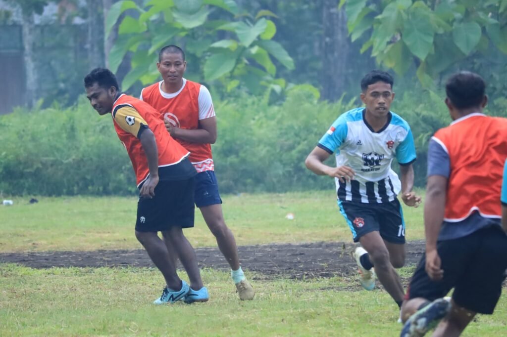 Tak Hanya Bangun Desa, Satgas TMMD ke-126 Kodim 1505/Tidore Ajak Pemuda Jaga Silaturahmi Lewat Sepak Bola - Teropong Rakyat