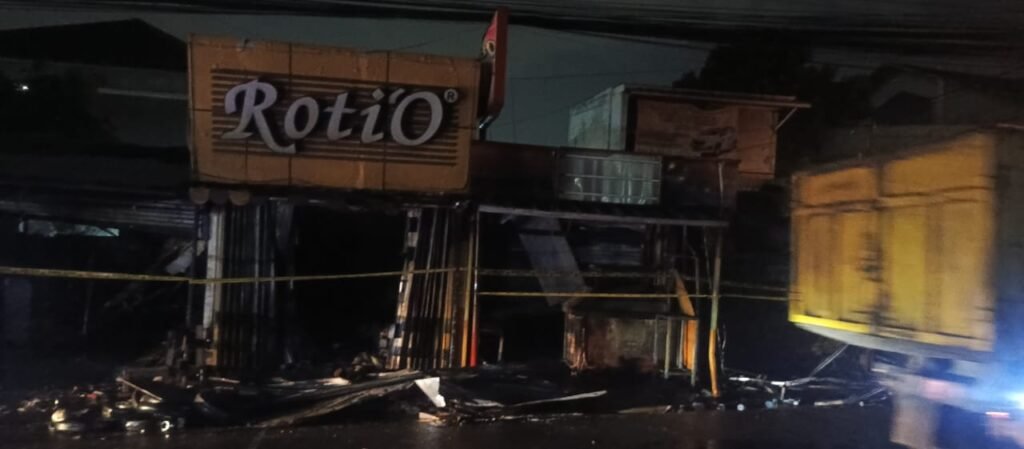 Kebakaran di Cilendek Barat Diduga Berawal dari Kios D’Bro, 9 Kios Hangus Terbakar - Teropong Rakyat