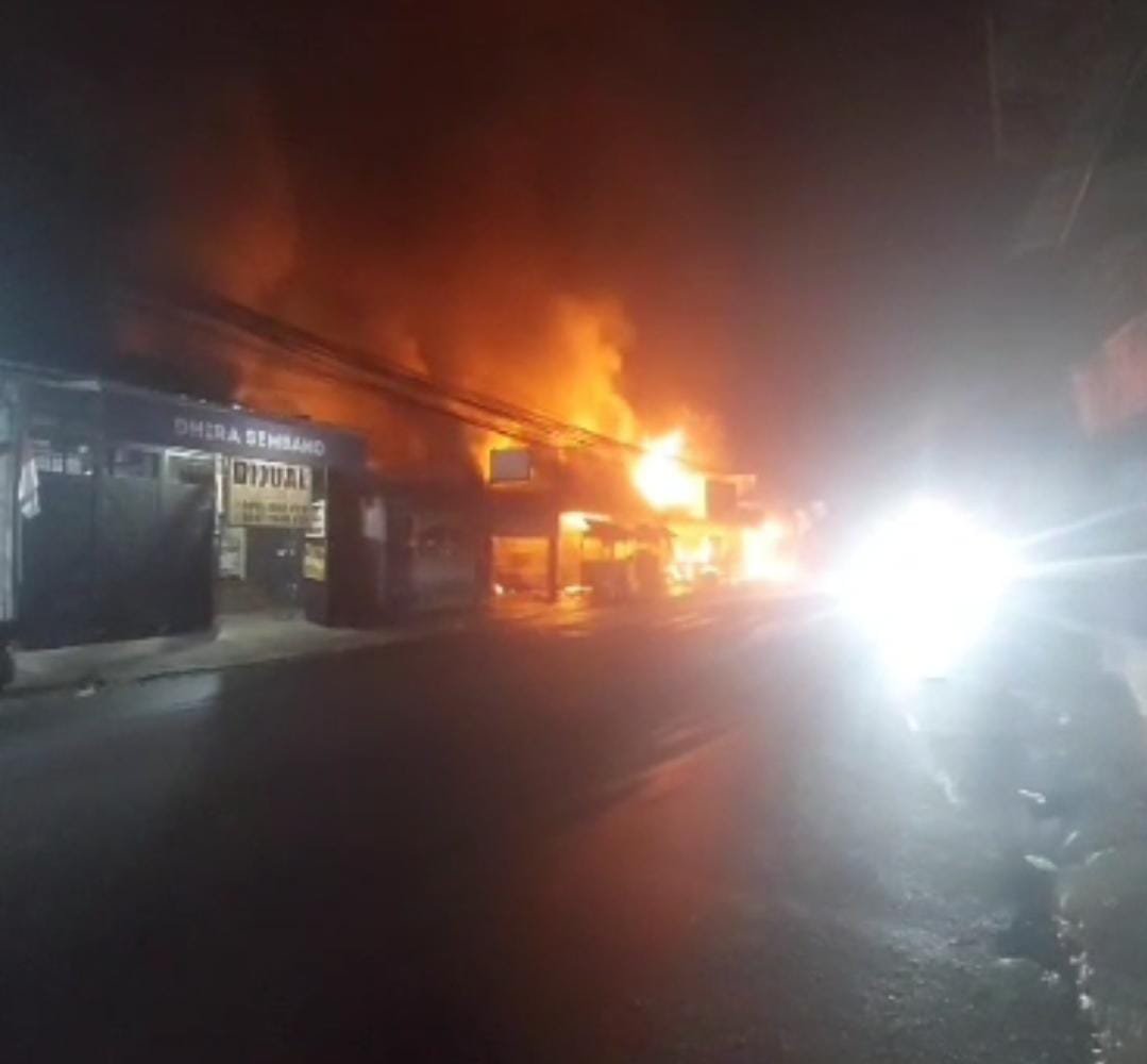 Kebakaran di Cilendek Barat Diduga Berawal dari Kios D’Bro, 9 Kios Hangus Terbakar - Teropong Rakyat