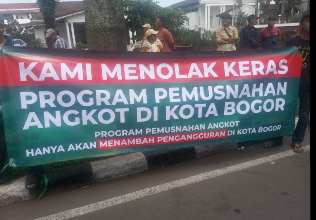 Demo Sopir Angkot Tolak Program Pemusnahan di Balai Kota Bogor Sebabkan Kemacetan Parah