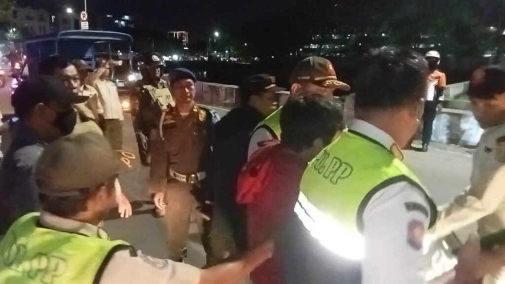 Portal Berita Indonesia dan Dunia Terkini Hari Ini, Update Harian Terbaru, Terlengkap, Tajam, Aktual dan Berimbang. Penertiban PKL di Pinggiran Danau sunter Jakarta Utara Berlangsung Dramatis - Teropong Rakyat