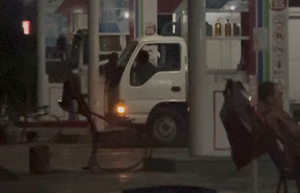 Portal Berita Indonesia dan Dunia Terkini Hari Ini, Update Harian Terbaru, Terlengkap, Tajam, Aktual dan Berimbang. 2 Unit Truk Boks Diduga Secara Bebas Sedot Solar Subsidi di SPBU Bangsri Brebes - Teropong Rakyat