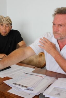 PRIA PRANCIS PASANG BADAN BELA BALI ATAS PEMBERITAAN PALSU INFLUENCER LUAR NEGERI