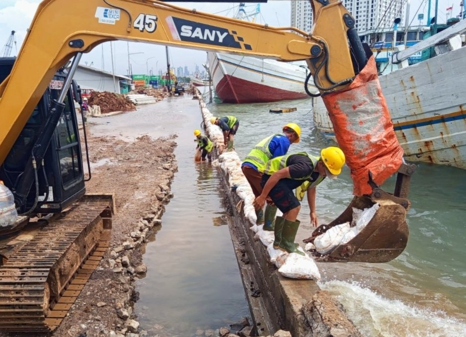 Gelombang Tinggi Tak Gentarkan Pelindo Sunda Kelapa: Layanan Pelabuhan Prioritas Utama