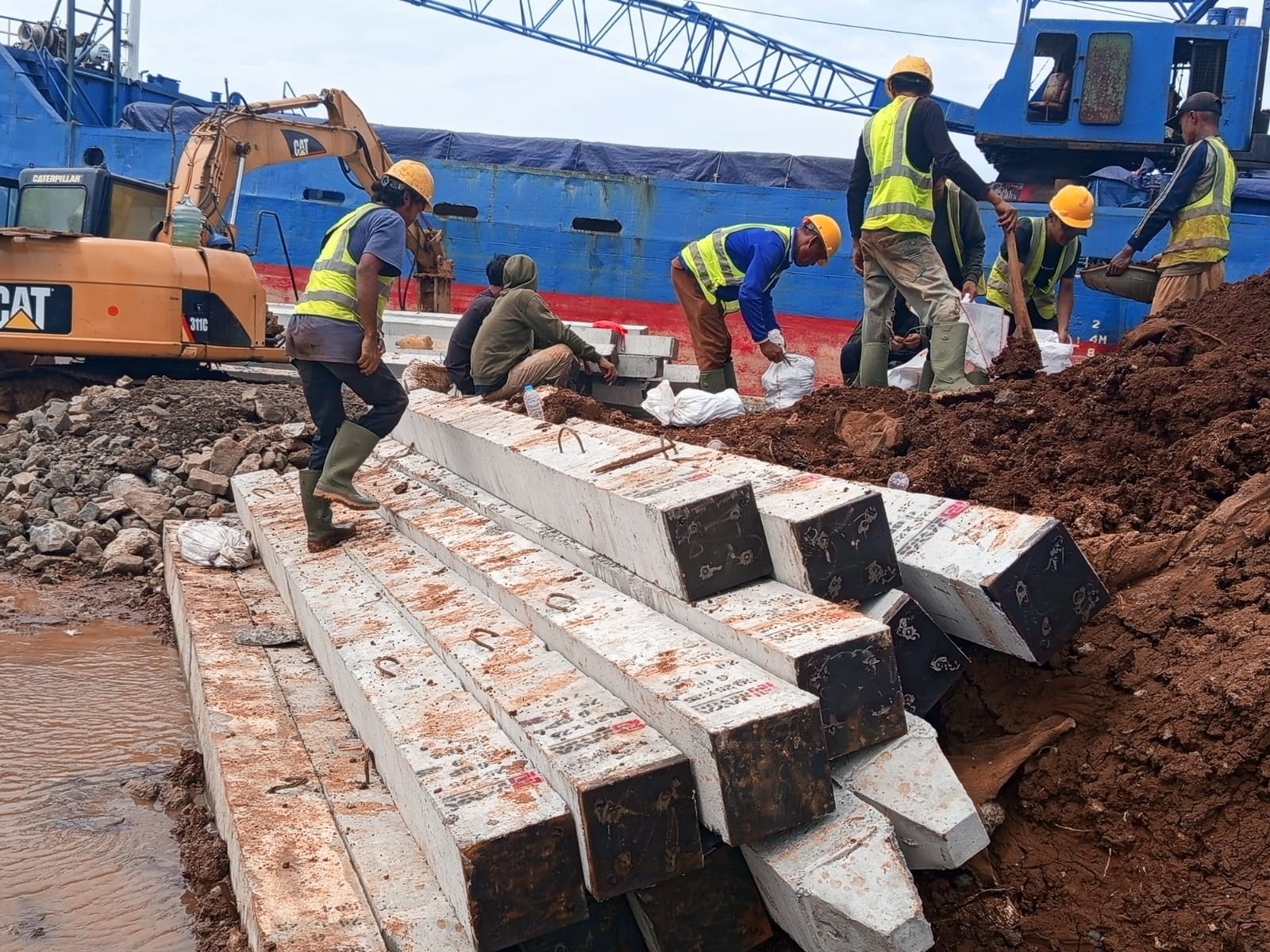 Gelombang Tinggi Tak Gentarkan Pelindo Sunda Kelapa: Layanan Pelabuhan Prioritas Utama - Teropong Rakyat