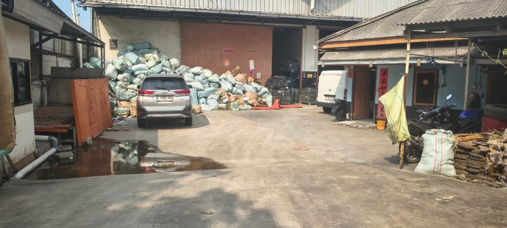 Gudang Milik WNA di Tangerang Diduga Jadi Supplier Barang Rumah Tangga Ilegal - Teropong Rakyat