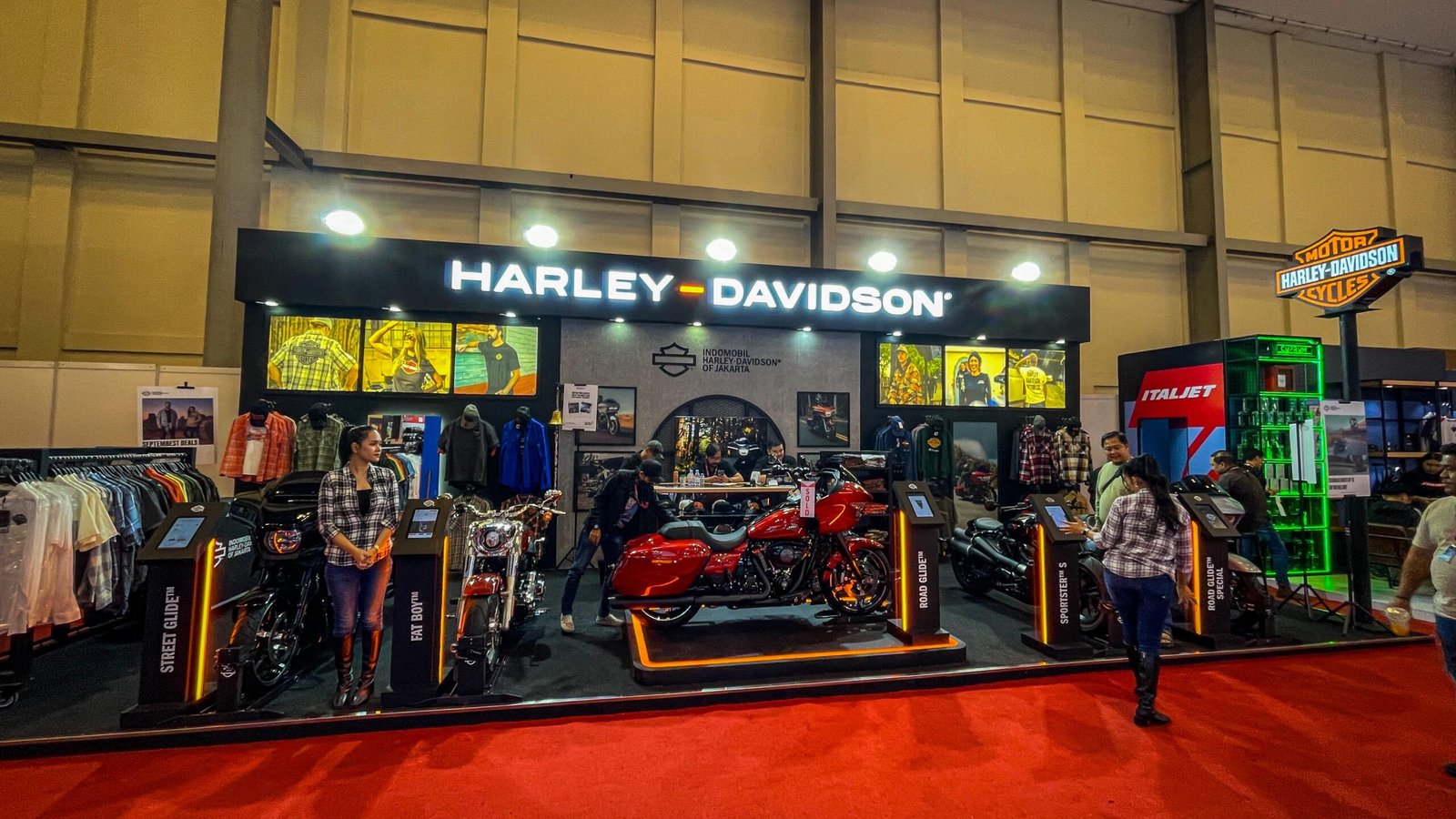 Harley-Davidson® Hidupkan Legenda Era ’70-an Melalui Road Glide™ Whiskey Firestorm dalam Gelaran IMOS 2025