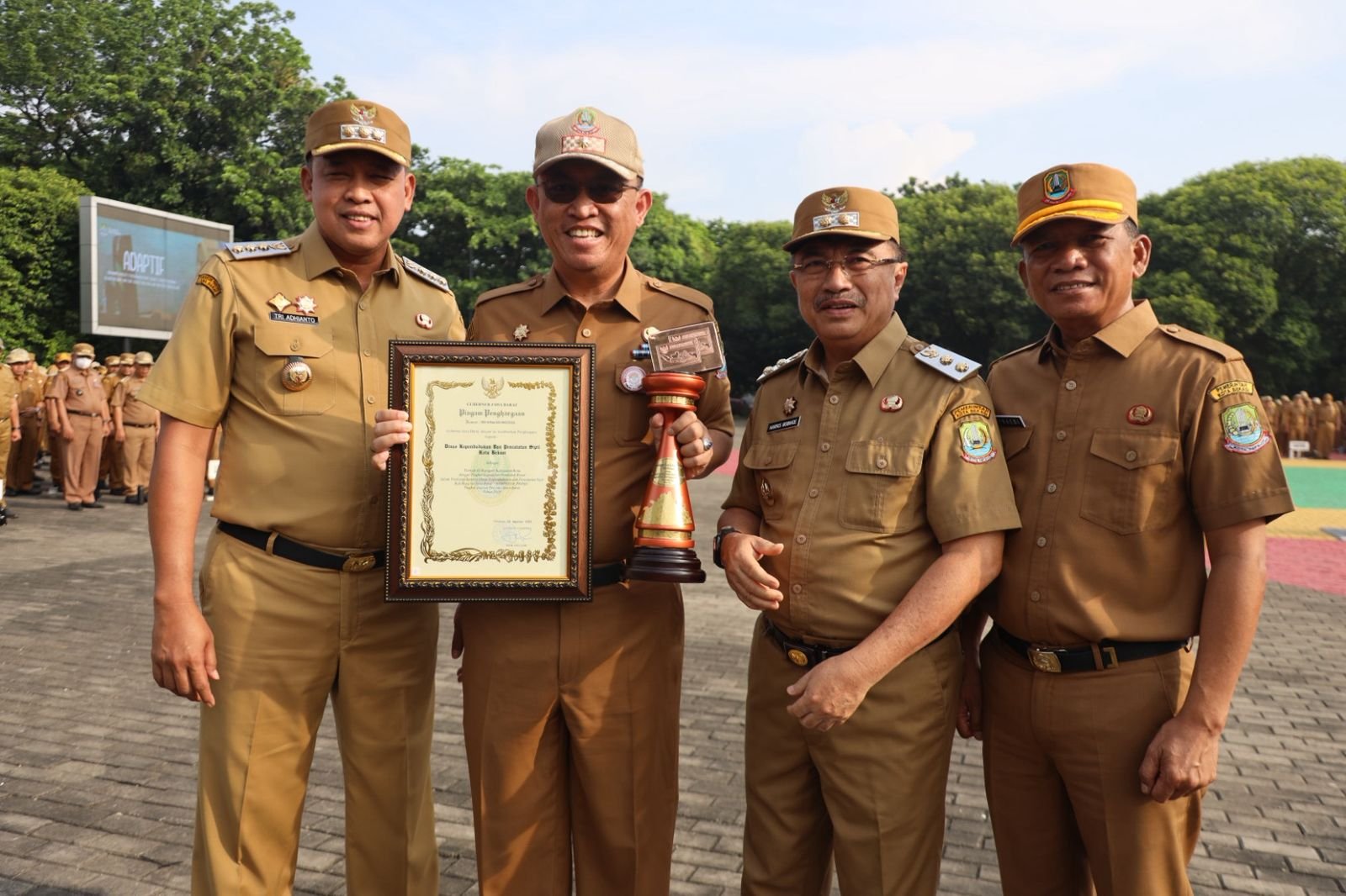 Apel Pagi, Wali Kota Serahkan Beberapa Penghargaan dan Lepas Atlet HAORNAS.