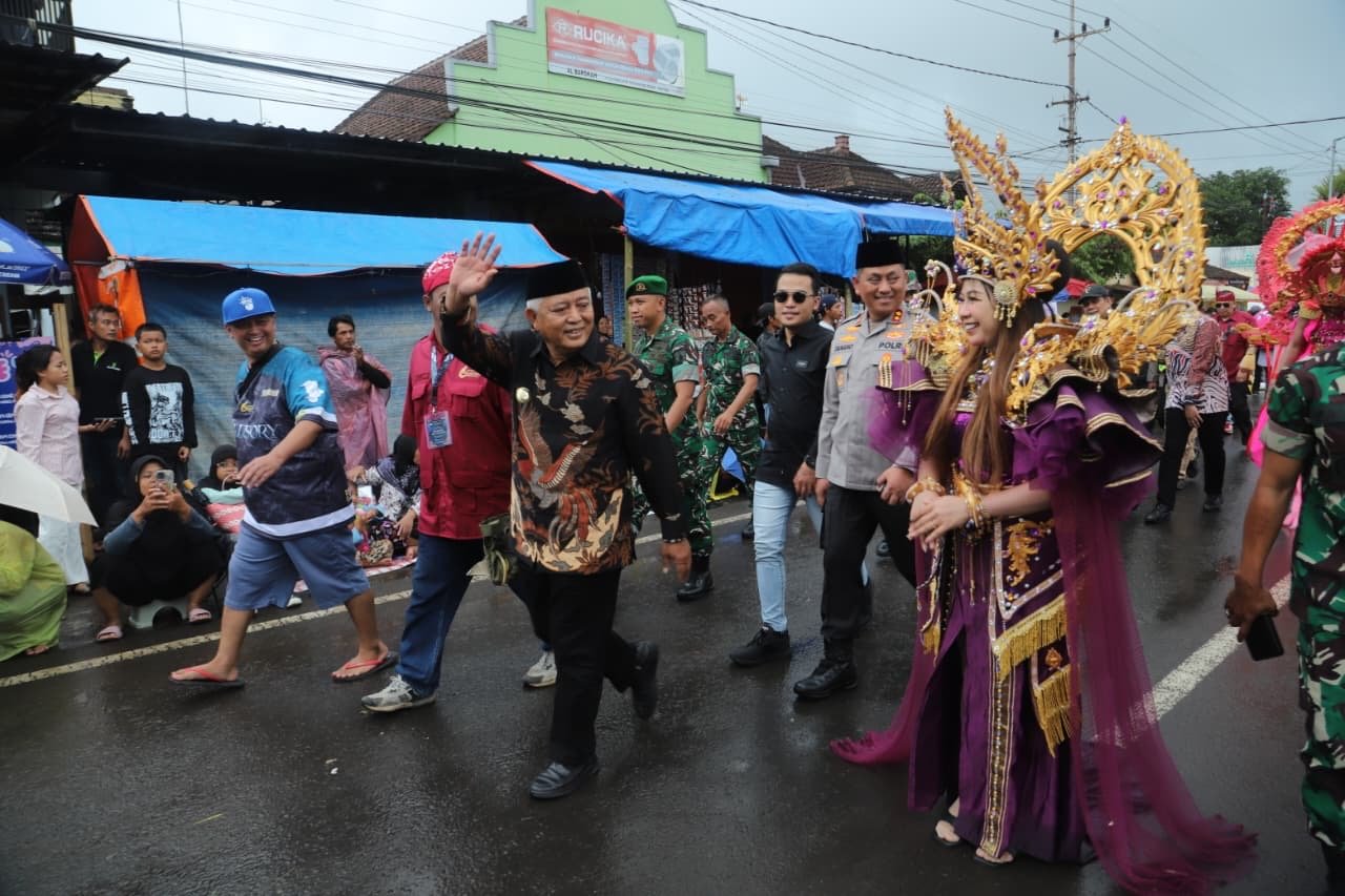 Karnaval Pesona Gondanglegi XII Digelar Meriah, Bupati Sanusi Lepas 38 Peserta di Tengah Guyuran Hujan