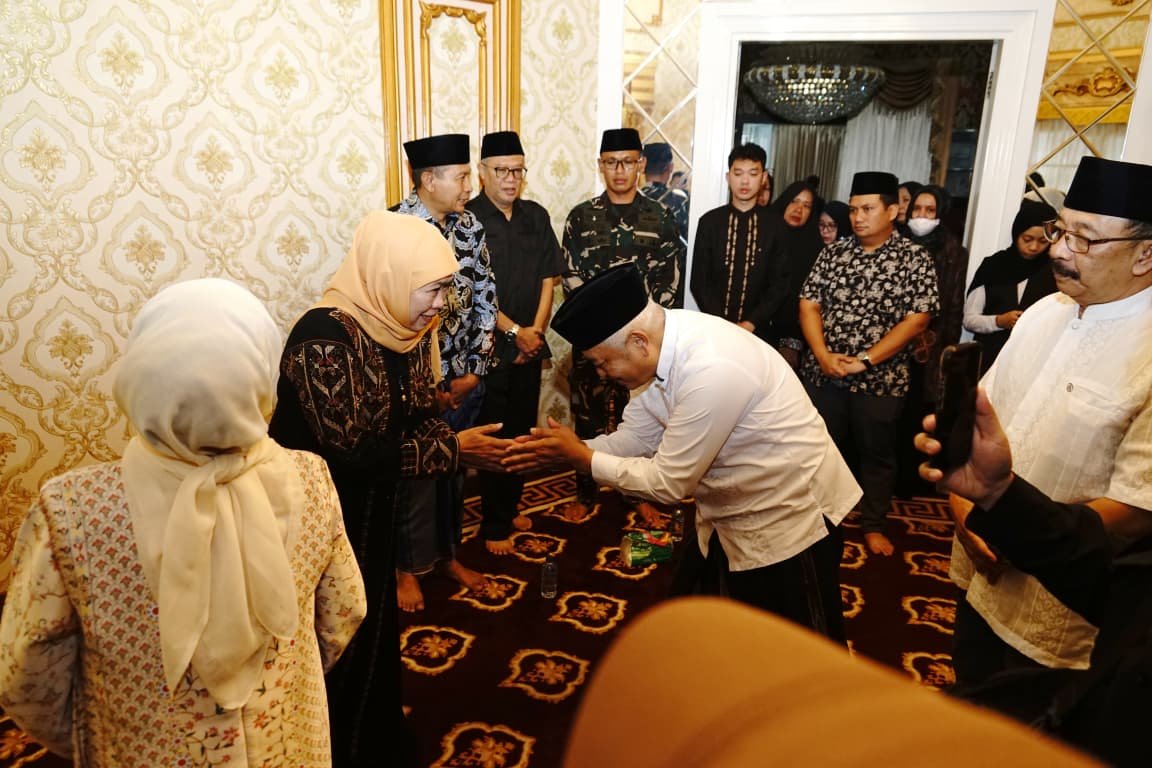 Abah Sanusi dan Bu Nyai Lathifah Sampaikan Belasungkawa Mendalam, Takziah ke Rumah Dinas Wali Kota Malang
