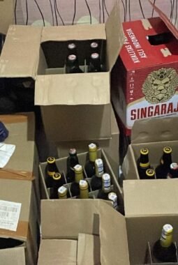 108 Botol Miras Berbagai Merek Disita, Pemilik Warung Tak Berkutik Saat Digerebek Polisi