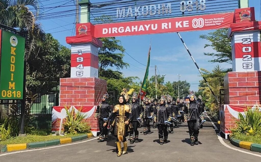Portal Berita Indonesia dan Dunia Terkini Hari Ini, Update Harian Terbaru, Terlengkap, Tajam, Aktual dan Berimbang. Semarak Harmoni di Kabupaten Making : Kodim 0818 Gelar Piala Bergilir Kanjuruhan Drumcorps Symphony - Teropong Rakyat