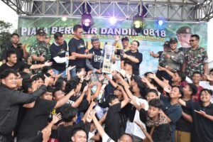 Dandim 0818/Malang -Batu Tutup Kanjuruhan Drumcorps Symphony II dengan Penyerahan Piala Bergilir kepada MAN 3 Jombang - Teropong Rakyat