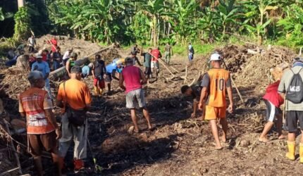 Satgas TMMD ke-126 Kodim 1505/Tidore Bersama Masyarakat Tanam Jagung di Lahan Ketahanan Pangan - Teropong Rakyat