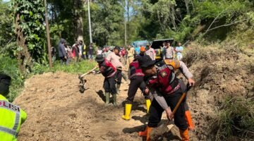 TNI/Polri dan BPBD Sigap Bersihkan Material Longsor di Ngantang
