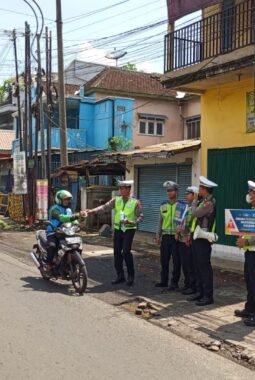 Awas! Satlantas Polres Malang Beri Sosialisasi Tertib Berlalu Lintas di Jalan Raya