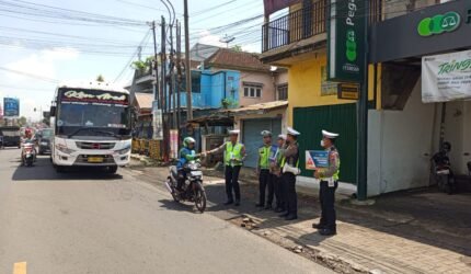 Awas! Satlantas Polres Malang Beri Sosialisasi Tertib Berlalu Lintas di Jalan Raya - Teropong Rakyat
