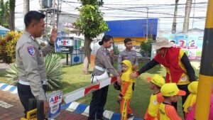 Portal Berita Indonesia dan Dunia Terkini Hari Ini, Update Harian Terbaru, Terlengkap, Tajam, Aktual dan Berimbang. Seru dan Edukatif! Anak-Anak TK Belajar Tertib Lalu Lintas di Satpas Singosari - Teropong Rakyat