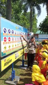 Portal Berita Indonesia dan Dunia Terkini Hari Ini, Update Harian Terbaru, Terlengkap, Tajam, Aktual dan Berimbang. Seru dan Edukatif! Anak-Anak TK Belajar Tertib Lalu Lintas di Satpas Singosari - Teropong Rakyat