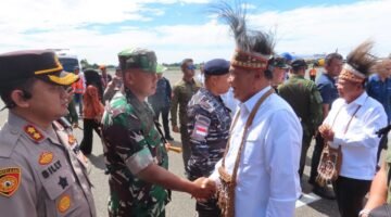 Dandim 1710/Mimika Sambut Kedatangan Menkopolkam RI Saat Melaksanakan Kunjungan Kerja di Wilayah Kab. Mimika