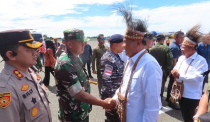 Dandim 1710/Mimika Sambut Kedatangan Menkopolkam RI Saat Melaksanakan Kunjungan Kerja di Wilayah Kab. Mimika - Teropong Rakyat
