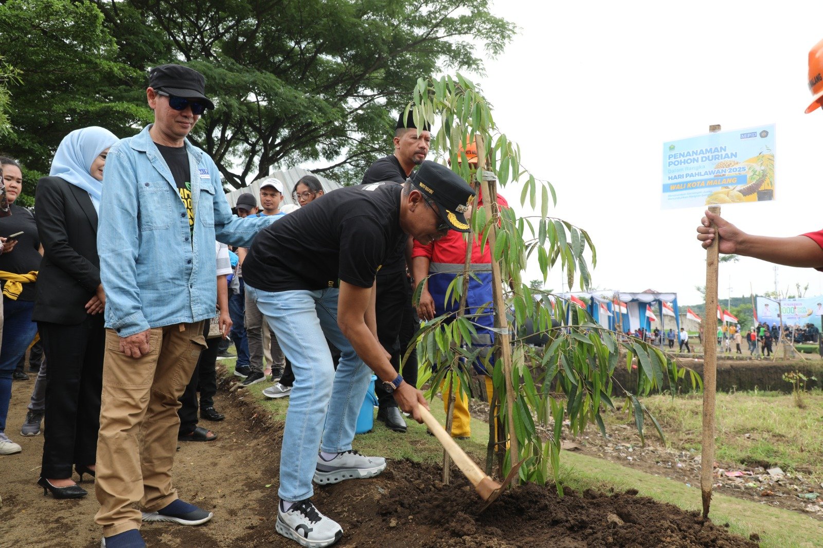 Peringati Hari Pahlawan, Walikota Wahyu Turun dalam Aksi Tanam 1000 Pohon Durian