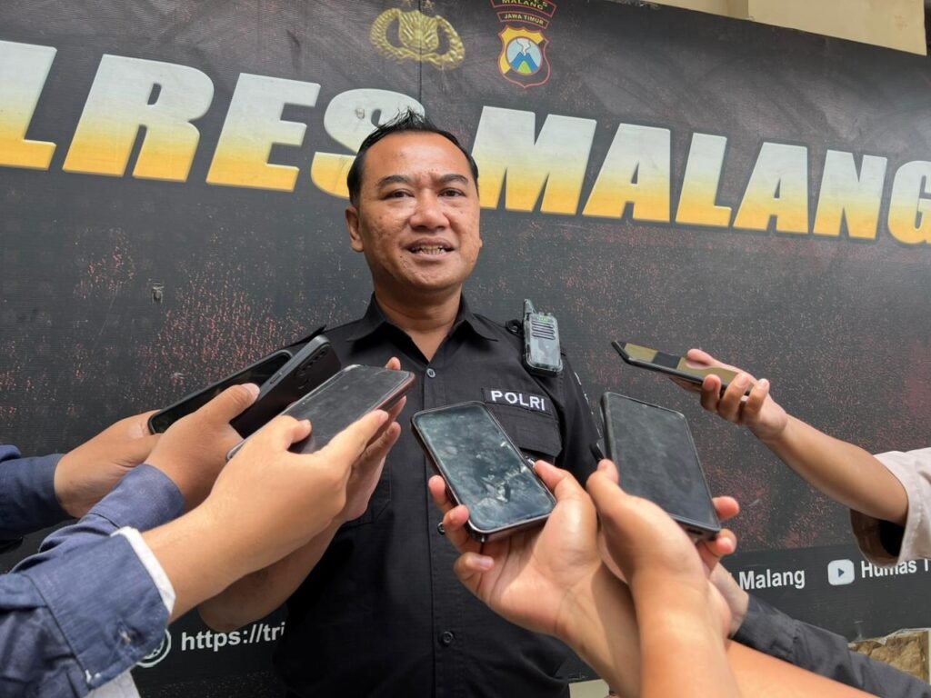 Portal Berita Indonesia dan Dunia Terkini Hari Ini, Update Harian Terbaru, Terlengkap, Tajam, Aktual dan Berimbang. Polres Malang Buru Pencuri Bersenjata yang Terekam CCTV di Karangploso - Teropong Rakyat