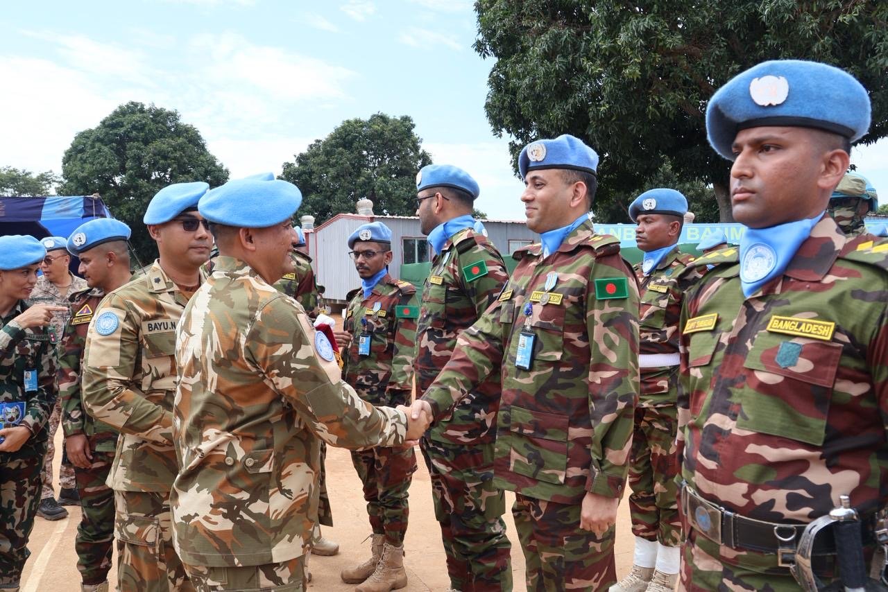 Portal Berita Indonesia dan Dunia Terkini Hari Ini, Update Harian Terbaru, Terlengkap, Tajam, Aktual dan Berimbang. Mayjen TNI Maychel Asmi: Medali Ini Bukti Ketangguhan dan Kemanusiaan Prajurit MINUSCA - Teropong Rakyat