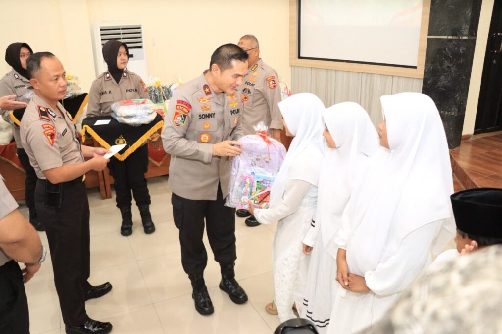Portal Berita Indonesia dan Dunia Terkini Hari Ini, Update Harian Terbaru, Terlengkap, Tajam, Aktual dan Berimbang. Serdik Sespimma Polri Angkatan 74 Gelar Bakti Sosial dan Santunan Anak Yatim di Polres Malang - Teropong Rakyat
