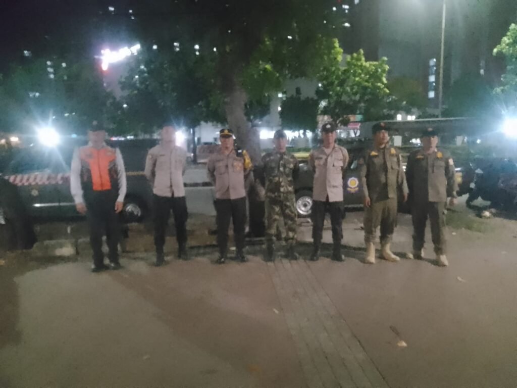 Portal Berita Indonesia dan Dunia Terkini Hari Ini, Update Harian Terbaru, Terlengkap, Tajam, Aktual dan Berimbang. Cegah Gauntibmas, Polsek Kemayoran Gelar Patroli Dialogis - Teropong Rakyat