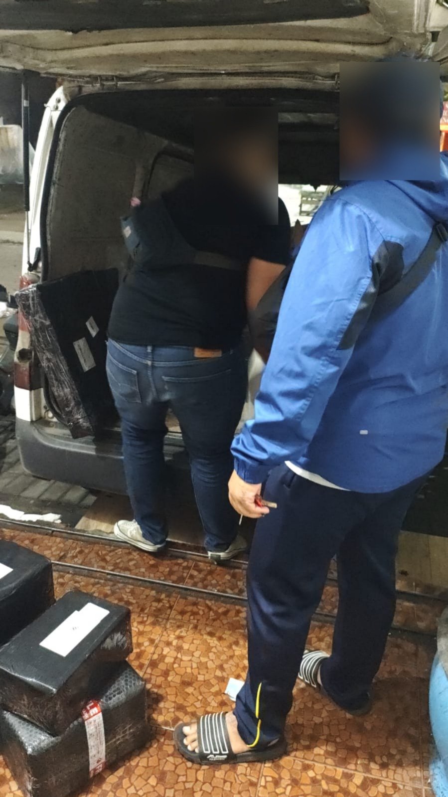 Terbongkar! Paket di Jasa Ekspedisi Bululawang Berisi Rokok llegal
