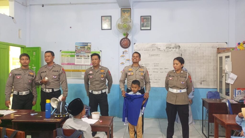 Portal Berita Indonesia dan Dunia Terkini Hari Ini, Update Harian Terbaru, Terlengkap, Tajam, Aktual dan Berimbang. Police Goes to School di SDIT Salsabila Kepanjen: Satlantas Polres Malang Tanamkan Tertib Lalu Lintas Sejak Dini - Teropong Rakyat