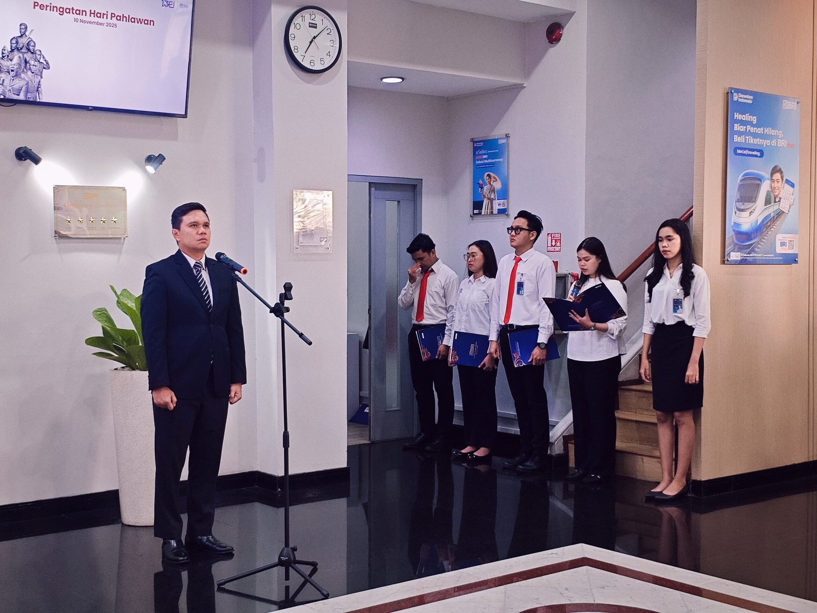 Semangat Pahlawan Menginspirasi Insan BRIlian: BRI Jakarta Hayam Wuruk Gelar Upacara Penuh Khidmat