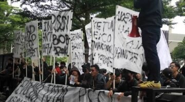 Ultras Garuda Geruduk Kantor PSSI, Long March dari TVRI, Bentangkan Spanduk “Erick Thohir Out” dan Segel Gedung Federasi