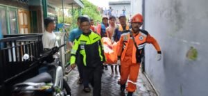 Portal Berita Indonesia dan Dunia Terkini Hari Ini, Update Harian Terbaru, Terlengkap, Tajam, Aktual dan Berimbang. Warga Lansia Tenggelam di Sungai Molek, Upaya Cepat Tim Gabungan Evakuasi Korban - Teropong Rakyat