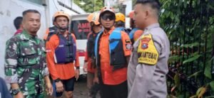 Portal Berita Indonesia dan Dunia Terkini Hari Ini, Update Harian Terbaru, Terlengkap, Tajam, Aktual dan Berimbang. Warga Lansia Tenggelam di Sungai Molek, Upaya Cepat Tim Gabungan Evakuasi Korban - Teropong Rakyat
