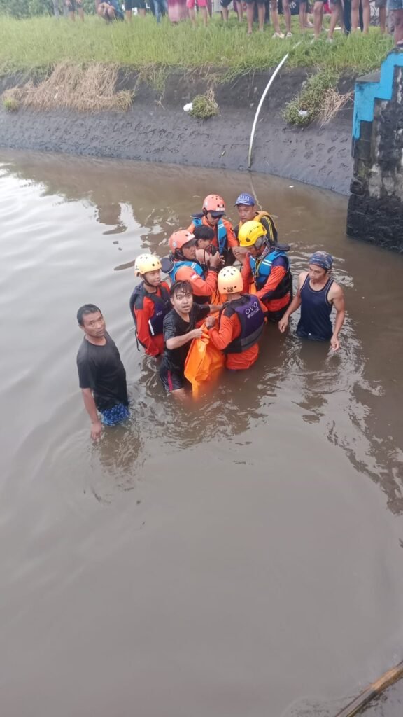 Warga Lansia Tenggelam di Sungai Molek, Upaya Cepat Tim Gabungan Evakuasi Korban - Teropong Rakyat