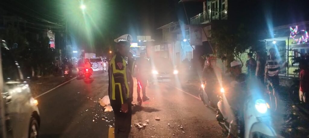 Portal Berita Indonesia dan Dunia Terkini Hari Ini, Update Harian Terbaru, Terlengkap, Tajam, Aktual dan Berimbang. Remaja Tabrak Truk saat Lampu Flashing di Kepanjen, Dua Kendaraan Ringsek - Teropong Rakyat