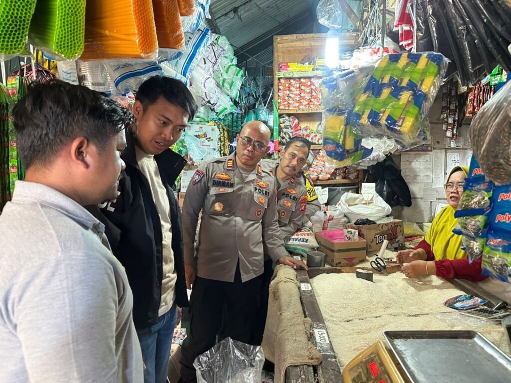 Portal Berita Indonesia dan Dunia Terkini Hari Ini, Update Harian Terbaru, Terlengkap, Tajam, Aktual dan Berimbang. Satgas Pangan Polres Priok Perketat Pengawasan Harga & Stok Beras di Pasar Muara Angke - Teropong Rakyat