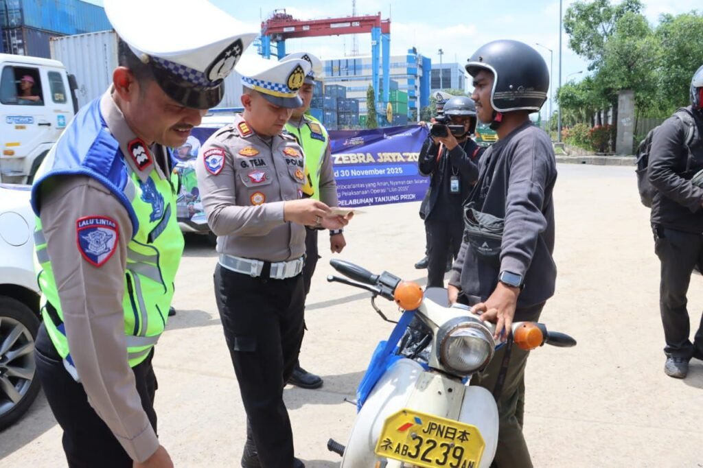 Portal Berita Indonesia dan Dunia Terkini Hari Ini, Update Harian Terbaru, Terlengkap, Tajam, Aktual dan Berimbang. Tidak Ada ETLE, Polres Pelabuhan Priok Lakukan Penindakan Konvensional pada Pelanggar - Teropong Rakyat