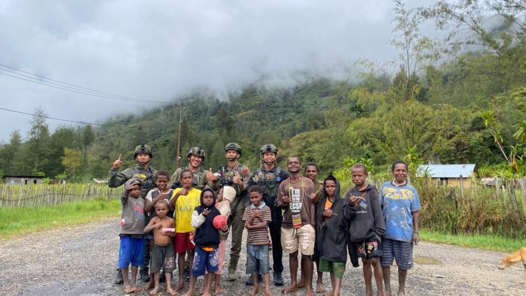 Personel Ops Damai Cartenz Tebar Keceriaan Bersama Anak-Anak di Distrik Bibida, Paniai - Teropong Rakyat