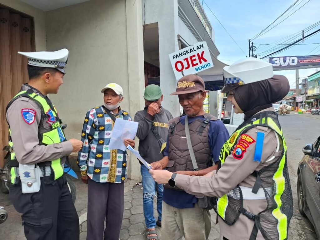Portal Berita Indonesia dan Dunia Terkini Hari Ini, Update Harian Terbaru, Terlengkap, Tajam, Aktual dan Berimbang. Satlantas Polres Malang Gelar Sosialisasi OPS Zebra Semeru 2025 di Kecamatan Pakisaji - Teropong Rakyat
