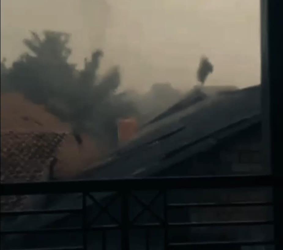 Portal Berita Indonesia dan Dunia Terkini Hari Ini, Update Harian Terbaru, Terlengkap, Tajam, Aktual dan Berimbang. Hujan Angin Terjang Kampung Setu Ciseeng, Puluhan Rumah Rusak dan Atap Berterbangan - Teropong Rakyat