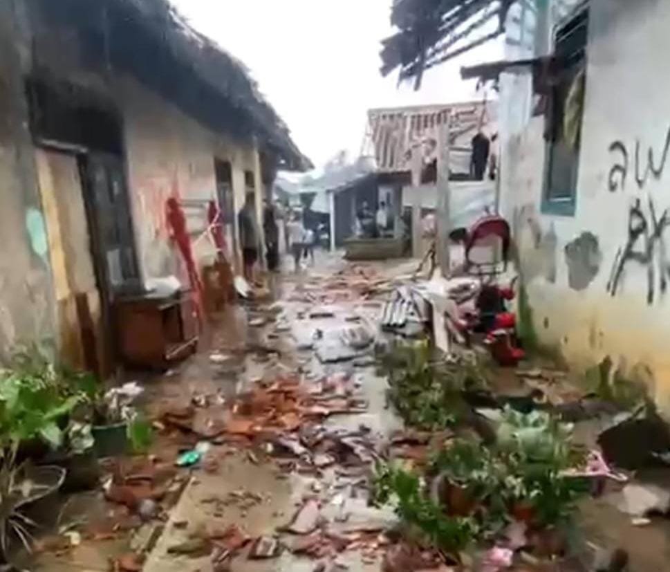Portal Berita Indonesia dan Dunia Terkini Hari Ini, Update Harian Terbaru, Terlengkap, Tajam, Aktual dan Berimbang. Hujan Angin Terjang Kampung Setu Ciseeng, Puluhan Rumah Rusak dan Atap Berterbangan - Teropong Rakyat
